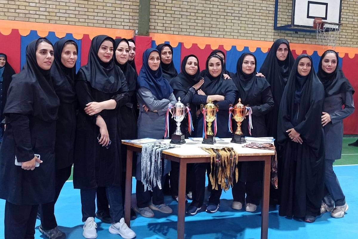 تقدیر از تیم های برتر مسابقات والیبال استانی شهرستانهای تهران در ری یک