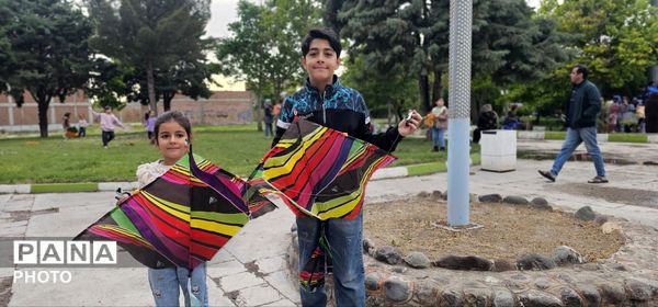 آسمانِ پارک فرهنگیان بناب زیر باران بادبادک‌های رنگی