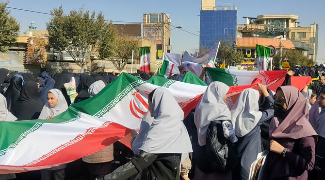 حضور پرشور دانش‌آموزان اراکی در راهپیمایی ۱۳ آبان 