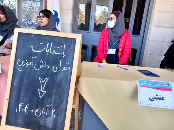 انتخابات شورای دانش آموزی دردبیرستان دوره اول ارمینه مصلی نژاد ناحیه ۶