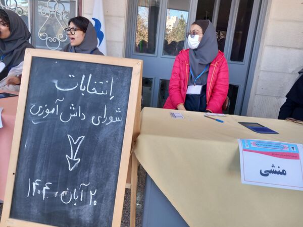 انتخابات شورای دانش آموزی دردبیرستان دوره اول ارمینه مصلی نژاد ناحیه ۶