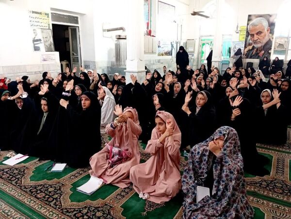 اعتکاف دانش آموزی در مسجد جامع روستای دهنو شهرستان خلیل آباد