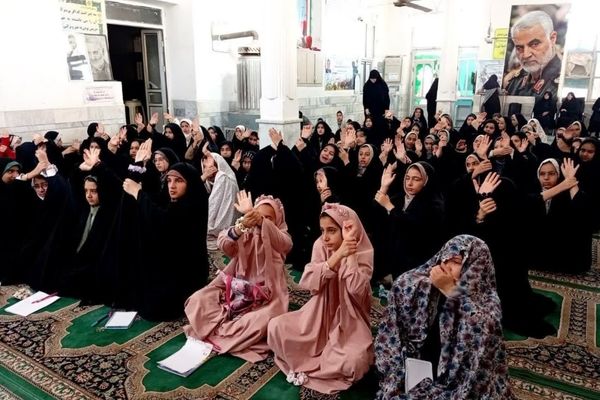 اعتکاف دانش آموزی در مسجد جامع روستای دهنو شهرستان خلیل آباد