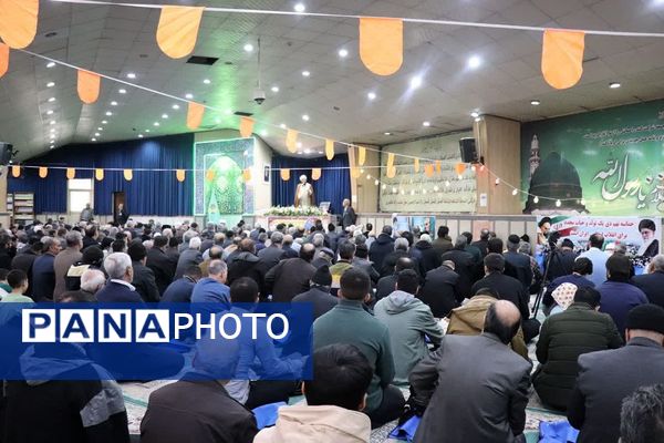 حضور دانش آموزان آموزشگاه شهدای گلدسته و مردم چهاردانگه در نماز جمعه 