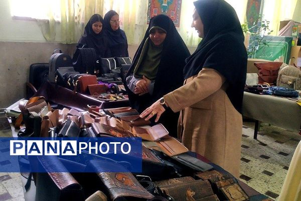 برگزاری جشنواره هفته مشاغل در هنرستان کوثر قیامدشت ری یک