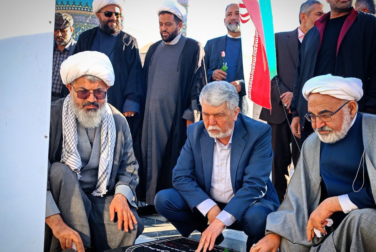 وزیر فرهنگ و ارشاد اسلامی غبار از مزار شهدای امامزاده سید حمزه کاشمر برداشت