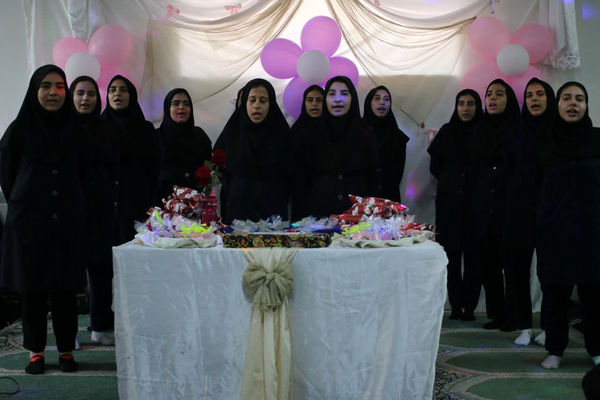 تقدیر از دانش آموزان برتر دبیرستان دخترانه سیداحمد فاتحی یک قم 