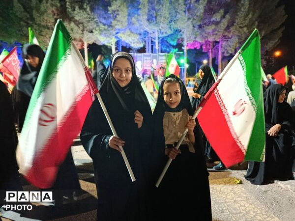 اجتماع شبانه نوجوانان شهرستان رشتخوار در سوگ رهبر شهید
