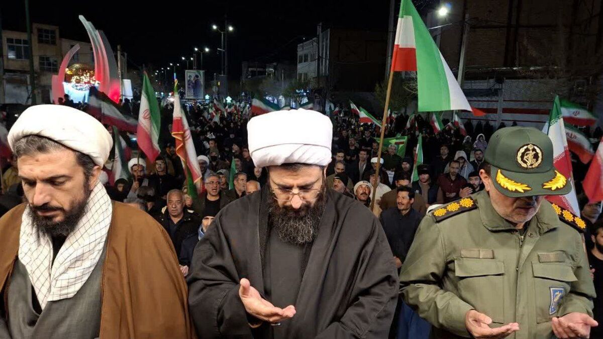 فامنین در مسیر انقلاب؛ راهپیمایی پرشور قیام لیل