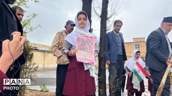 نهال‌ها در دبستان چلیچه به یاد شهدای مدرسه میناب می‌رویند