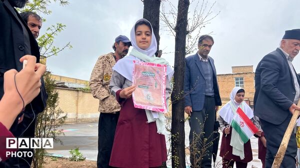 نهال‌ها در دبستان چلیچه به یاد شهدای مدرسه میناب می‌رویند