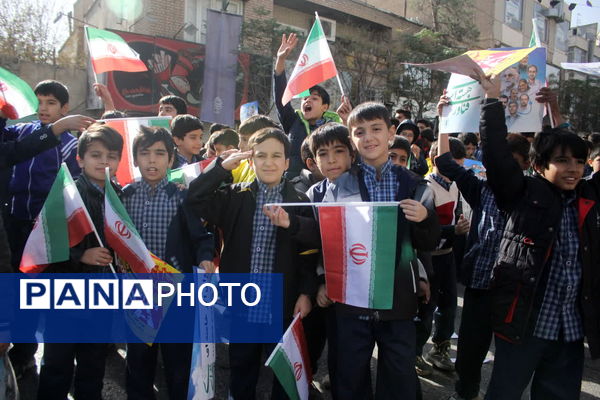 جلوه‌هایی از حضور حماسی دانش‌آموزان قم در راهپیمایی یوم الله ۱۳ آبان