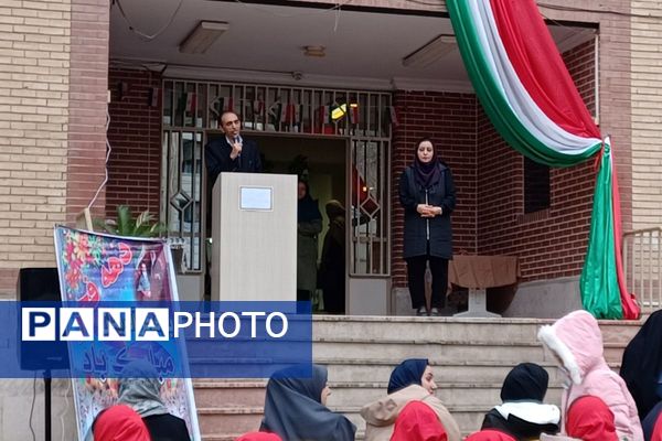 تقدیر از رتبه‌های برتر درسی در دبیرستان سپاهان بهارستان‌دو