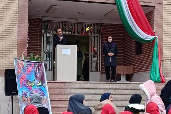 تقدیر از رتبه‌های برتر درسی در دبیرستان سپاهان بهارستان‌دو