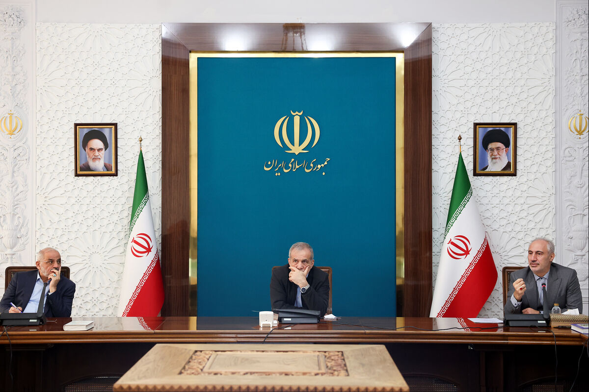 جلسه پیگیری احداث نیروگاه‌های برق خورشیدی تشکیل شد
