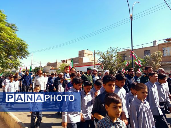 قدمی هم‌سنگر ایمان؛ از مدرسه تا صف نماز جمعه