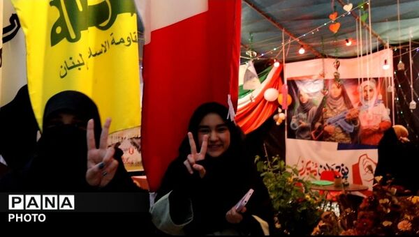 دختران مبارز همچنان پایه کار انقلاب ایستاده‌اند
