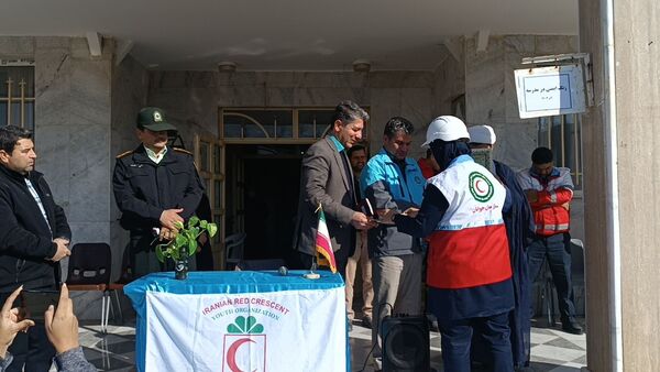 نواختن زنگ زلزله در دبیرستان کوشش شهرستان فاروج 