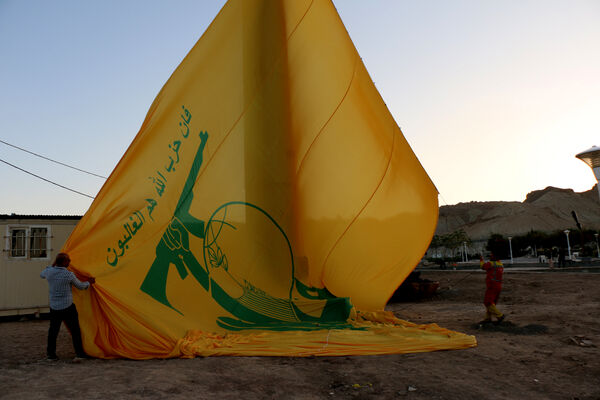 اهتزاز نماد مقاومت بر بالای بلندترین دکل پرچم قم