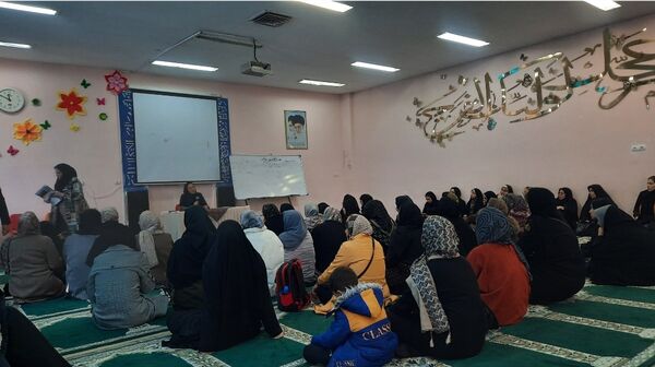 نشست صمیمی انجمن و اولیا پایه هفتم در دبیرستان فرهنگیان ناحیه۷ مشهد