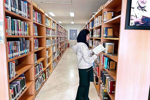 بازدید دانش‌آموزان دبیرستان حضرت معصومه از نمایشگاه کتاب  شهرستان فیروزکوه