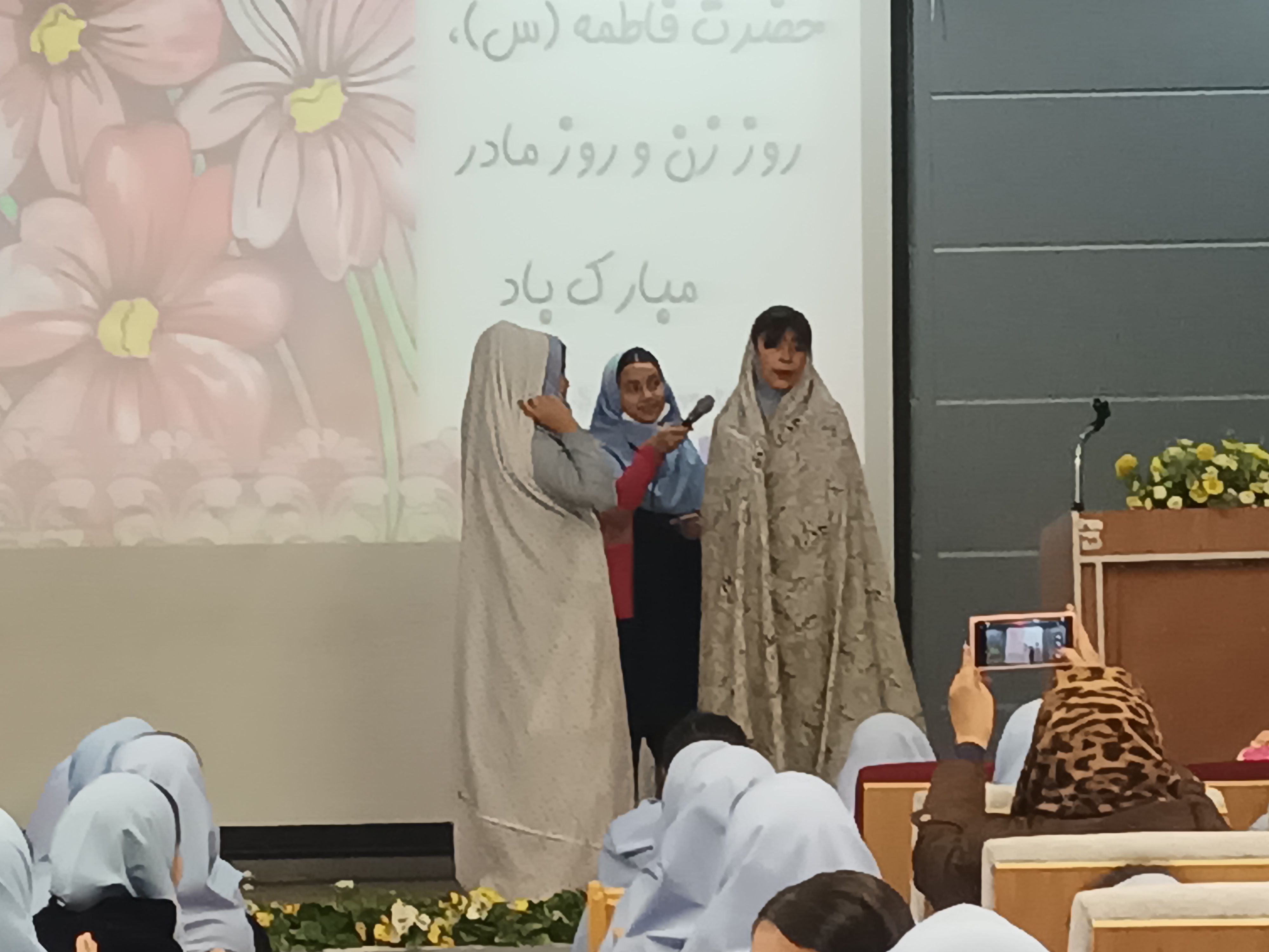 برگزاری جشن ولادت فاطمه زهرا(س)و گرامیداشت روز ماد در مدرسه مصلی‌نژاد
