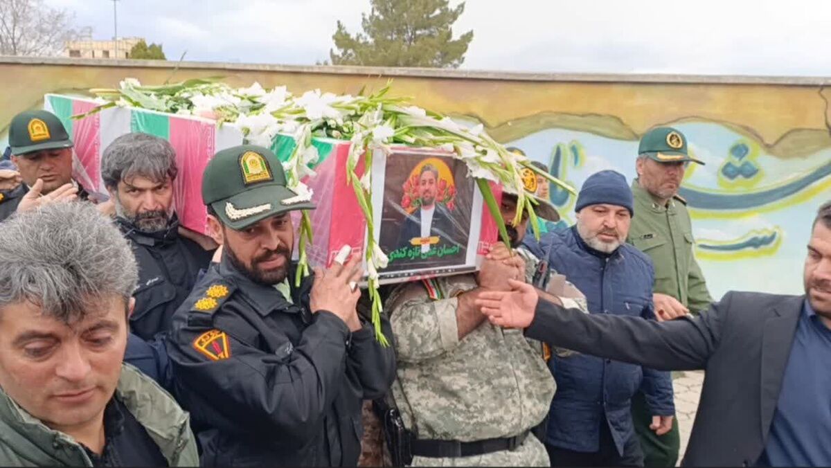 ایستاده در میان اشک‌ و افتخار