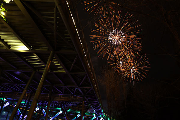 مراسم آتش‌بازی و نورافشانی همزمان با شب سال نو در پل طبیعت