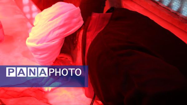 آیین غباروبی و عطرافشانی ضریح مطهر آستان مقدس امامزاده بی‌بی سکینه