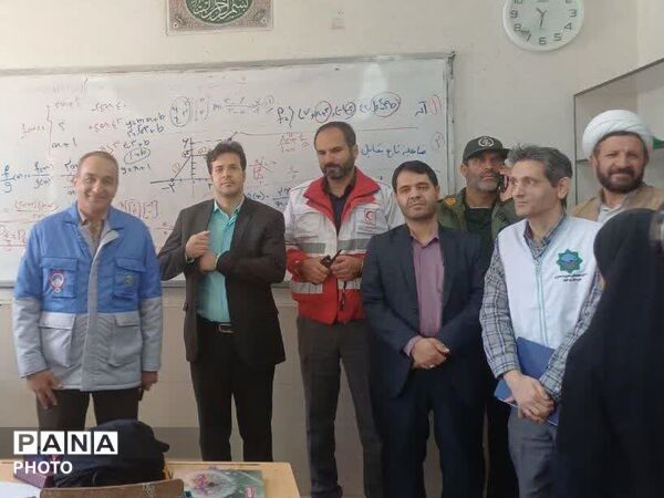 برگزاری بیست و هفتمین مانور سراسری زلزله و ایمنی در مدرسه فاطمه زهرا (س) دستگرد برخوار 