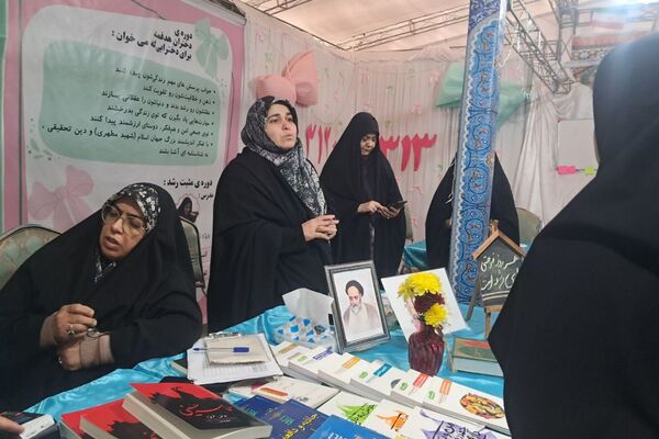 حضور دانش‌آموزان مدرسه طلیعه در نمایشگاه قرآن و عترت مجموعه ورزشی ایثار