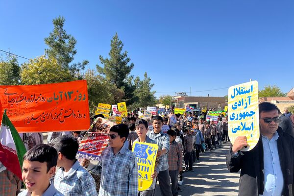 حضور حماسی دانش‌آموزان در راهپیمایی باشکوه ۱۳ آبان ماه در سورمق