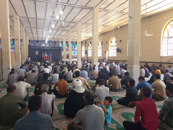 تجمع نمازگزاران نماز جمعه قشم در روز خشم و نصر