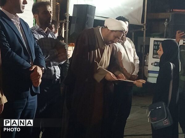 اجلاس سراسری نماز و تجلیل از دانش‌آموزان فعال در حاجی‌آباد
