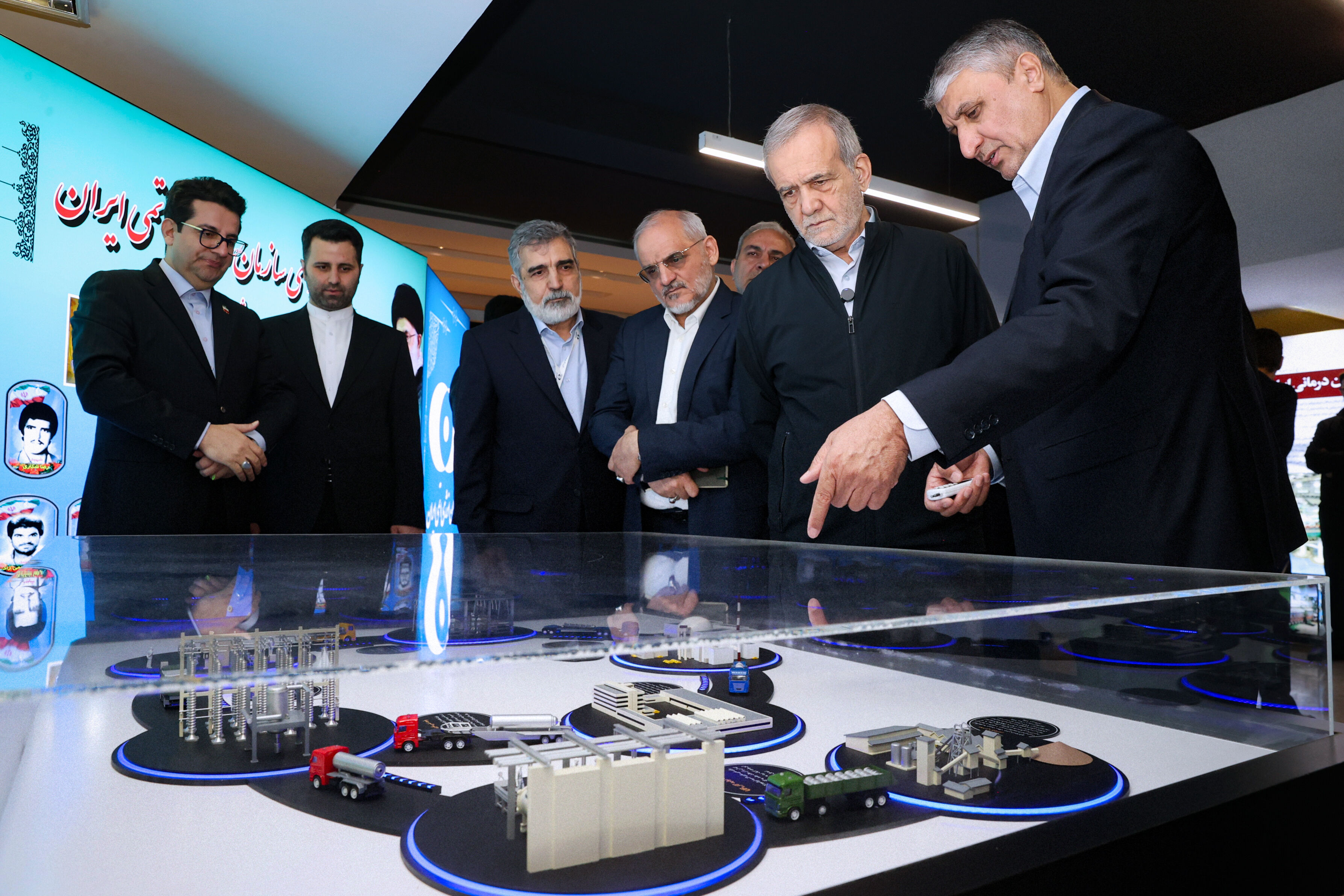 رئیس‌جمهور از نمایشگاه دستاوردهای صنعت هسته‌ای کشور بازدید کرد