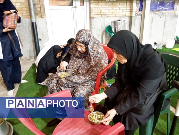 مراسم پخت نذری توسط دانش‌آموزان شیرازی به همت مجموعه تربیت علوی خواهران