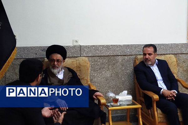 حضور فرهنگیان ناحیه دو شهرری در نماز جمعه 