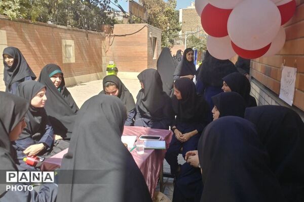 تپش زندگی در بین دانش‌آموزان دبیرستان عفت آهنگری 