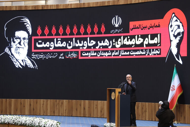 پزشکیان: من با رهبر شهید وداع نکرده و نخواهم کرد