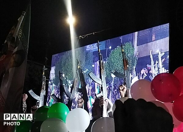برای پنجاه و یکمین شب حسینیه امام شاهد حماسه مردم شد 