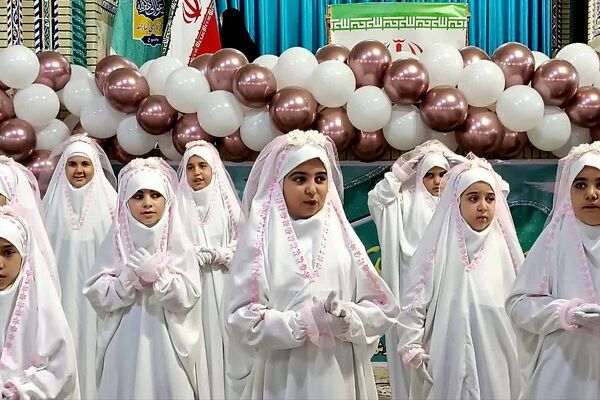 نماز جماعت انسجام‌بخش جشن تکلیف دختران بویراحمدی