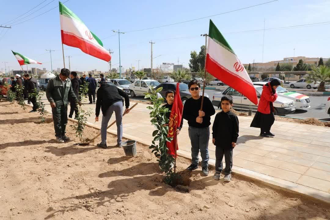 کاشت ۱۰۰۰ «نهال امید» به یاد «سرو ایران» در یزد