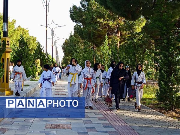 قدم هایی به عشق معلمان