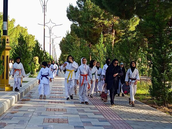 قدم هایی به عشق معلمان
