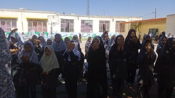 برپایی نماز جماعت  در دبستان شهید نجفی فدافن 