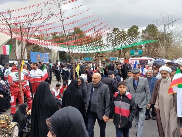 حضور دانش آموزان دبستان نرجس در راهپیمایی ۲۲بهمن 