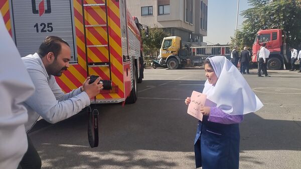 تقدیر دانش آموزان دبستان سرای دانش از قهرمانان بی ادعا در روز آتش نشانی