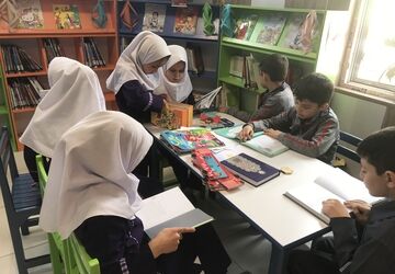 بازدید دانش‌آموزان دبستان دخترانه صالح از کتابخانه شهید همت شهرضا