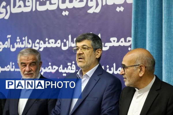 ضیافت افطاری جمعی از دانش‌آموزان با امام جمعه یزد 