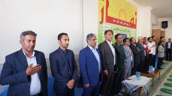 مراسم هفته گرامیداشت پدافند غیرعامل در دبیرستان دور اول صدرا مهریز